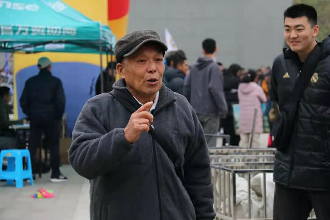 【寻访身边的榜样】鹤发银丝映日月 丹心热血沃新花——记交通学院班主任老师许映泉